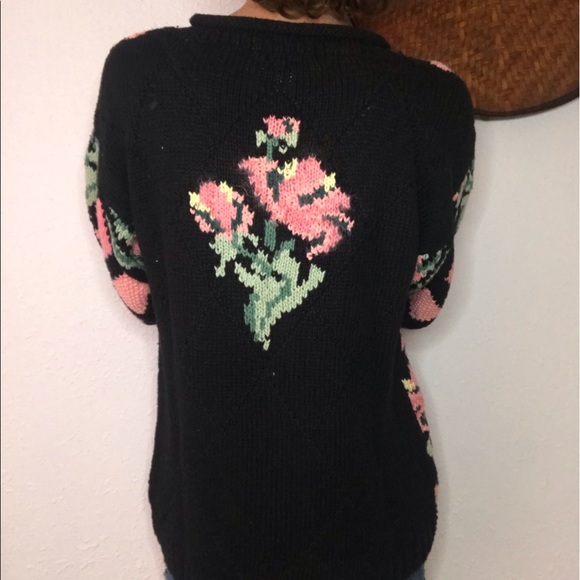 💐VTG 80s hand knit floral print sweater - Picture 3 of 7